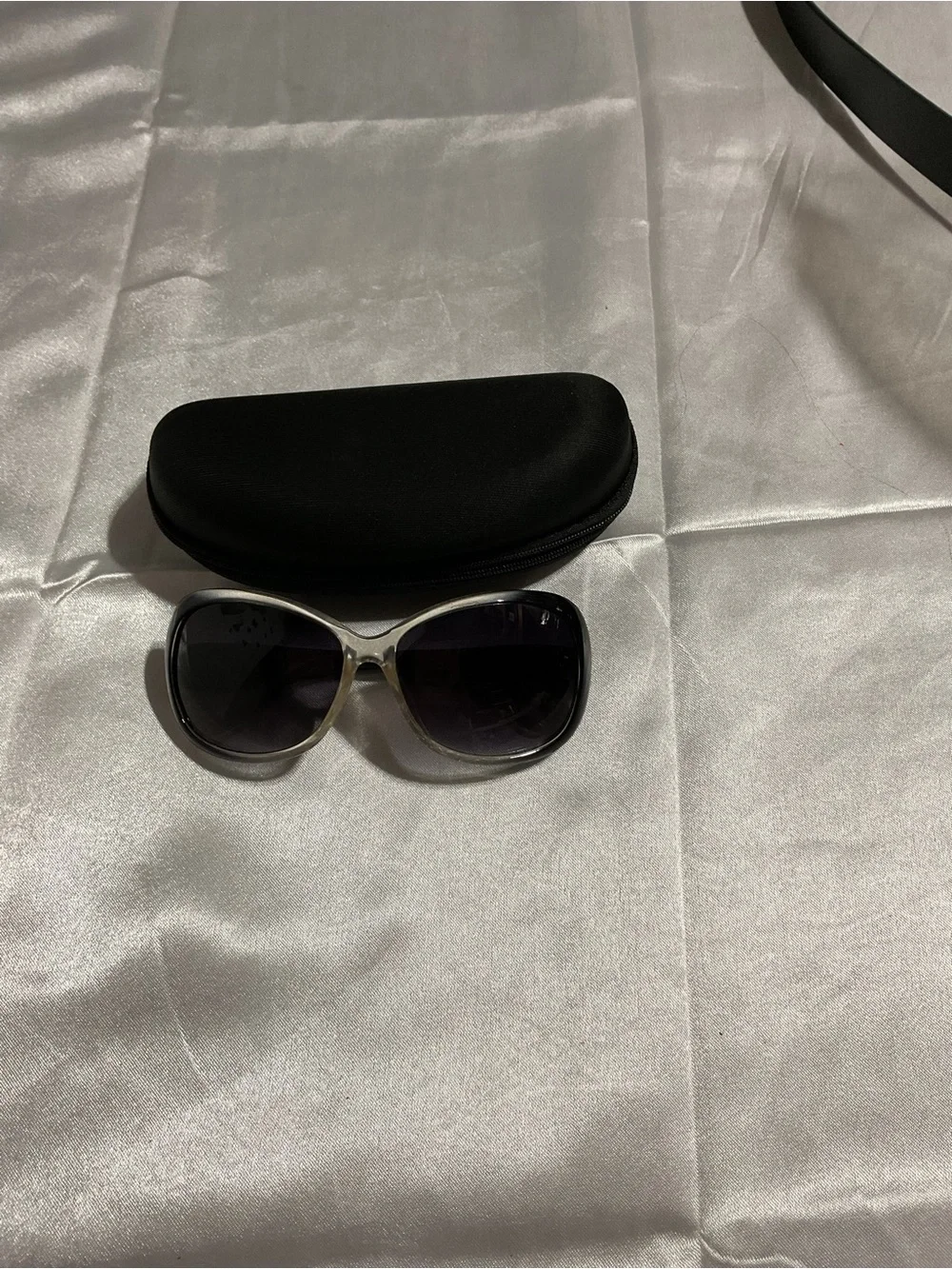 Classic Women's Oversized Sunglasses in Black